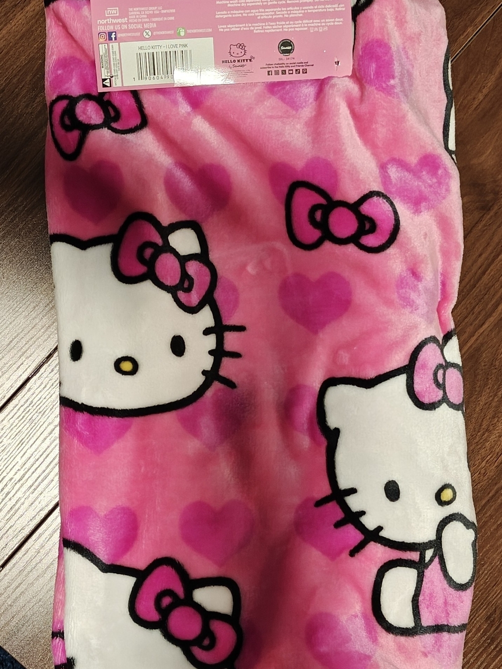 Hello Kitty Throw - Picture 2 of 4